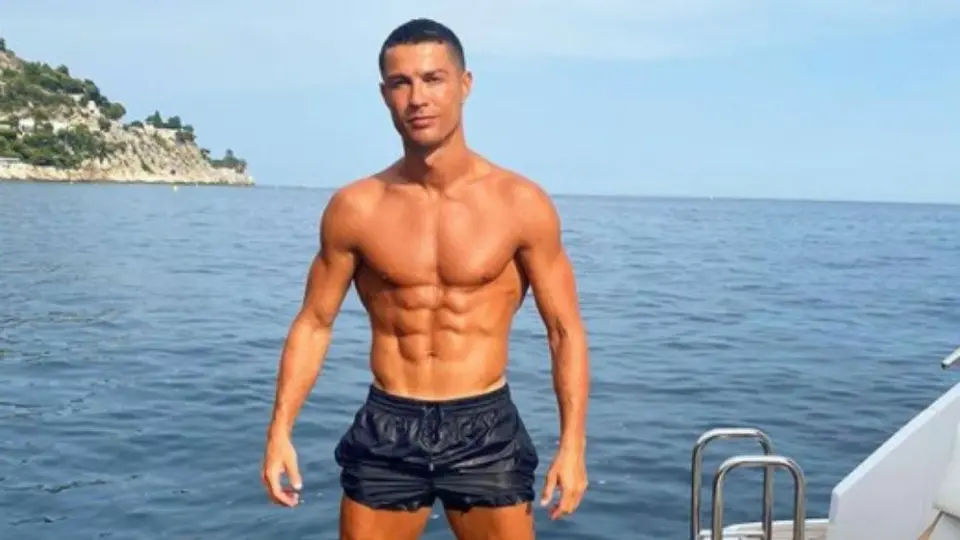 Video: Cristiano Ronaldo presumió su habilidad para nadar en las profundidades del mar