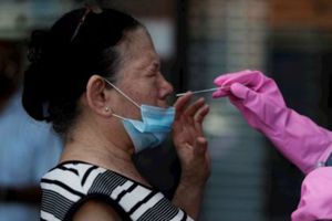 Coronavirus: Mujer sufrió perforación de cerebro en prueba nasal