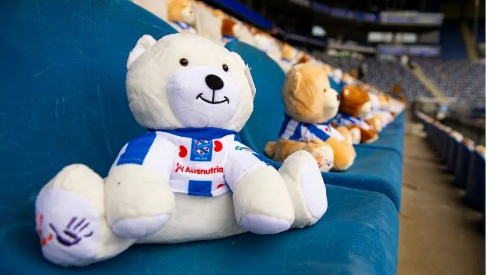 Eredivisie: Estadio del Heerenveen se llena de peluches para apoyar lucha contra el cáncer
