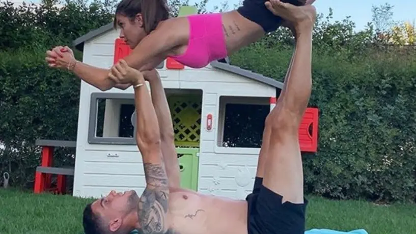 Bartra y su novia compartieron 'imposibles' posturas de yoga en redes sociales