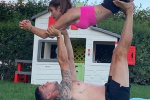 Bartra y su novia compartieron 'imposibles' posturas de yoga en redes sociales