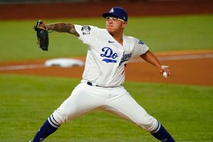 Julio Urías superó a Valenzuela cómo mexicano con más ponches en postemporada