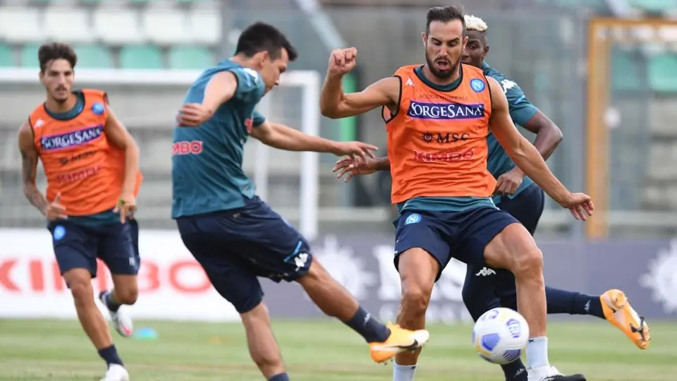 Chucky Lozano marcó un golazo de tijera en entrenamiento del Napoli