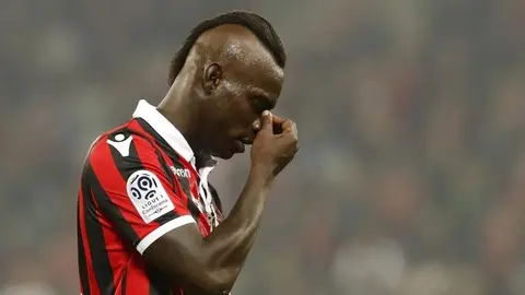 Mario Balotelli recomendó 'rezar fuerte' a ladrón que rompió ventana de su auto