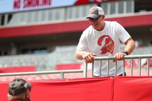 NFL: Tom Brady recibió la visita de Brett Favre en el estadio