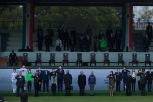 AMLO entregó el PND y reiteró su admiración por el Toro Valenzuela