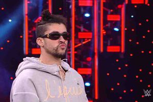 Video: Bad Bunny dio derechazo a The Miz, calentando su lucha en Wrestlemania