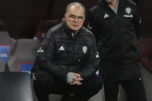 Video: Marcelo Bielsa ingresó al estadio Villa Park con su 'propio' y peculiar protocolo