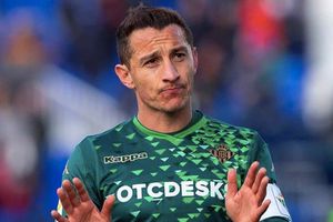 Video: Guardado puso ambiente en el entrenamiento del Betis con Los Ángeles Azules