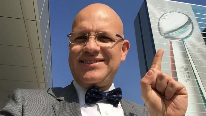 Eduardo Varela no podrá narrar el Super Bowl LV por dar positivo a Covid-19