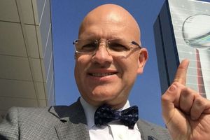 Eduardo Varela no podrá narrar el Super Bowl LV por dar positivo a Covid-19