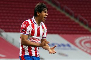 Chivas: Fan se tatuó las caras de JJ Macías y Norma Palafox; ellos se los firmaron