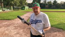 Video: AMLO se 'escapó' para practicar beisbol