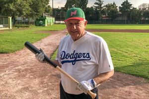Video: AMLO se 'escapó' para practicar beisbol