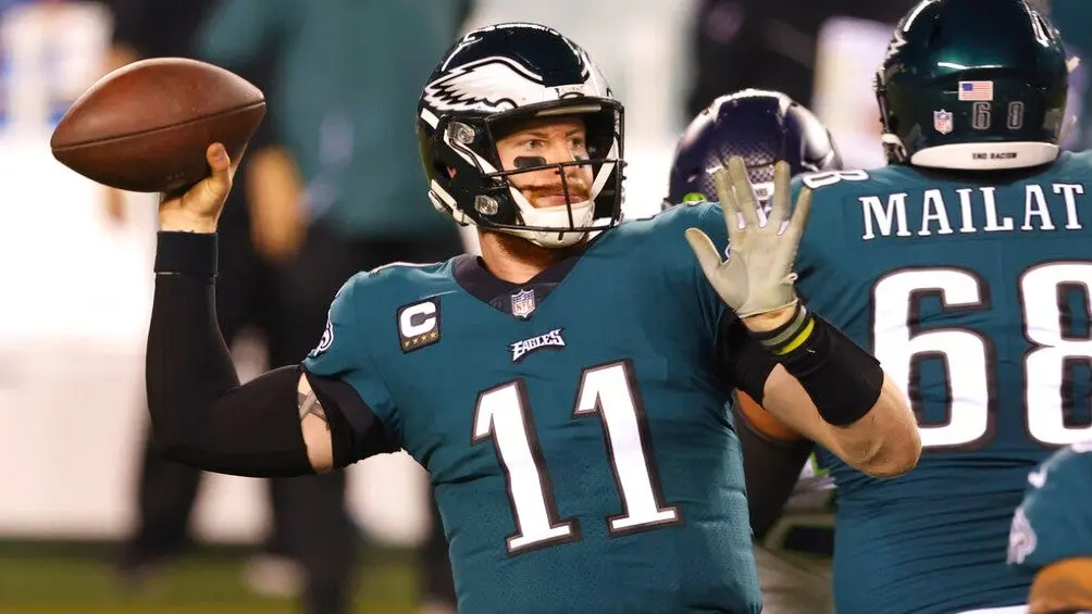 Carson Wentz durante un partido con Eagles | AP