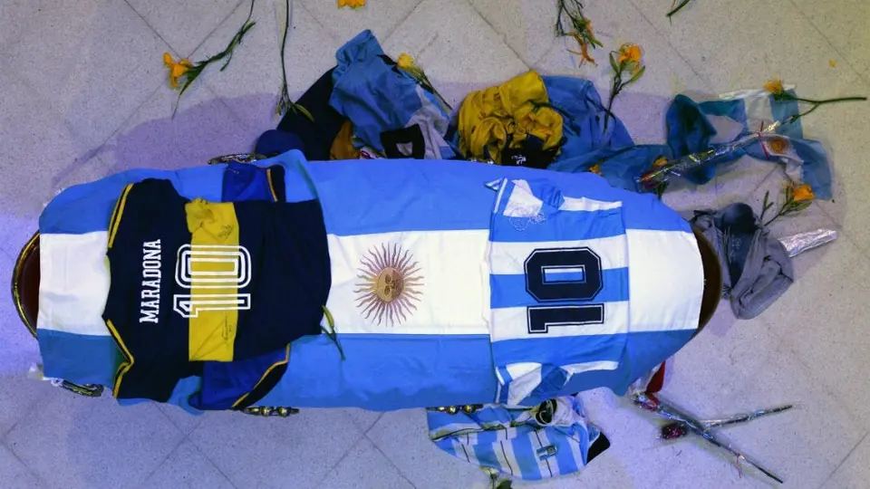 Maradona: Empleados de funeraria se tomaron fotos junto al cuerpo del Pelusa