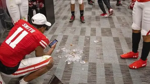 Trofeo Duke's Mayo Bowl, destrozado en celebración de los Wisconsin Badgers