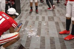 Trofeo Duke's Mayo Bowl, destrozado en celebración de los Wisconsin Badgers