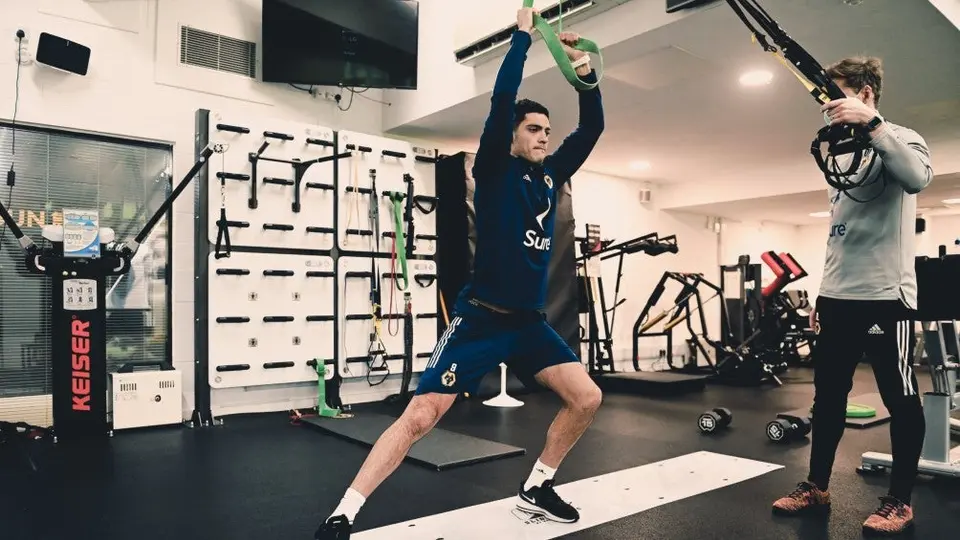 Raúl Jiménez: Volvió a entrenar en el gimnasio pensando en su reaparición