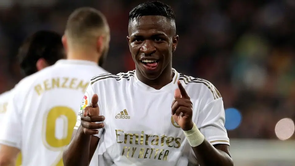 Vinicius Junior disfruta de sus vacaciones en Ibiza con dos bellas modelos