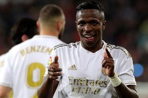 Vinicius Junior disfruta de sus vacaciones en Ibiza con dos bellas modelos
