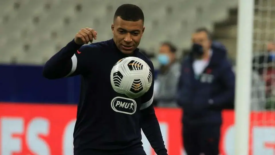 Mbappé: 'Messi y Cristiano tienen mil millones de cosas más que yo'
