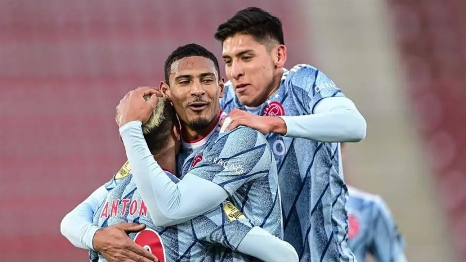 Edson Álvarez volvió a ser titular en la victoria del Ajax sobre el AZ Alkmaar