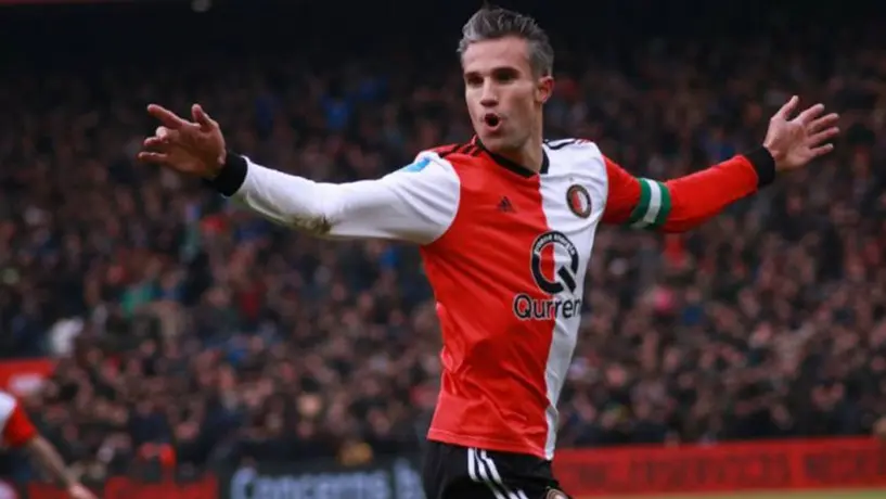 Video: Robin Van Persie regaló unos botines autografiados y niños 'explotan' de alegría