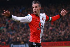 Video: Robin Van Persie regaló unos botines autografiados y niños 'explotan' de alegría