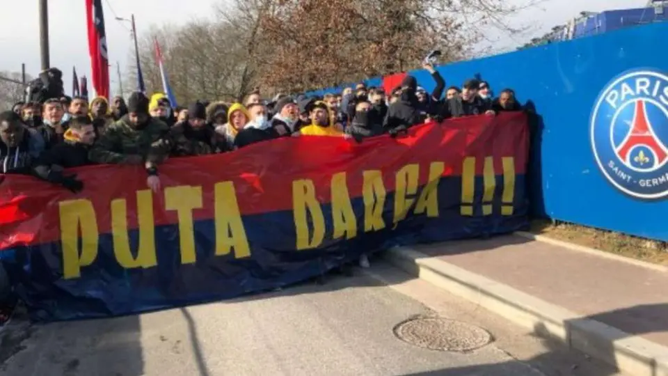 PSG: Ultras parisinos alentaron a sus jugadores e insultaron al Barcelona
