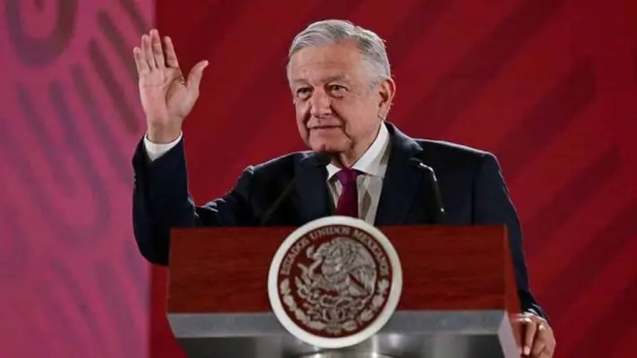 AMLO: López Obrador se fotografió con el intérprete de narcocorridos el 'Komander'