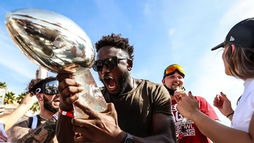Chris Godwin estrenó celular tras dejar caer el suyo en festejos de Tampa Bay