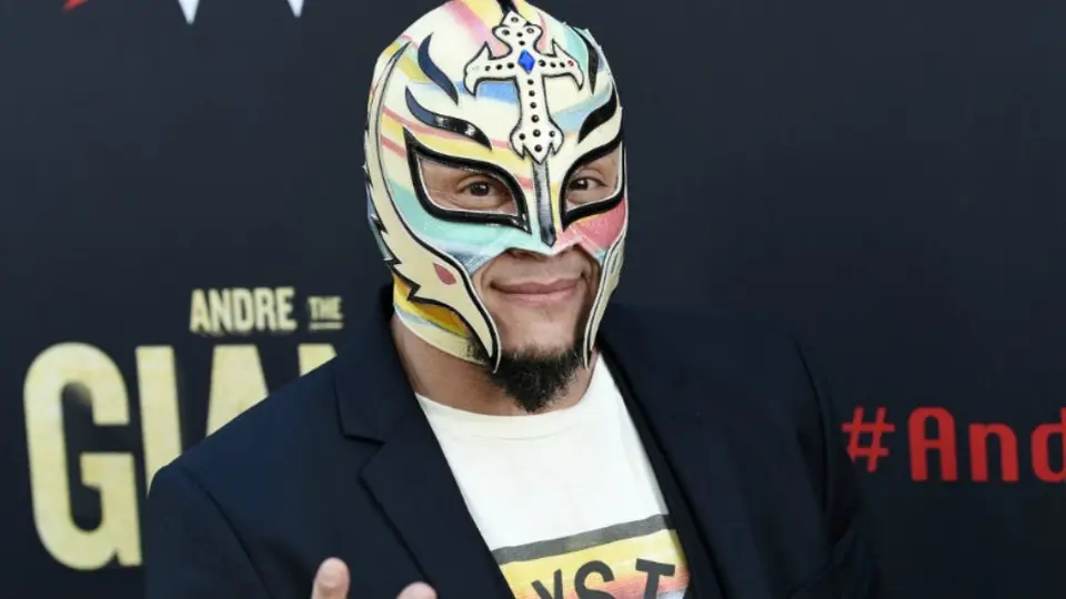 Rey Mysterio se mostró sin máscara en celebración de Año Nuevo
