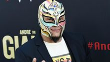 Rey Mysterio se mostró sin máscara en celebración de Año Nuevo