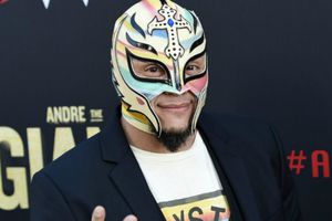 Rey Mysterio se mostró sin máscara en celebración de Año Nuevo