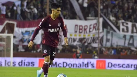 Dani Alves: Jugador del Lanús esperó una hora al brasileño para pedirle su jersey