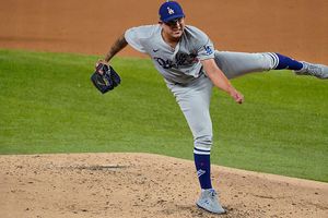 Julio Urías abrirá con los Dodgers en el Juego 3 contra Braves