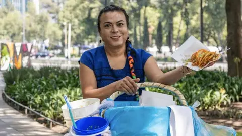 Video: Lady Tacos de Canasta fue despojada de su bicicleta por policías de la Ciudad de México