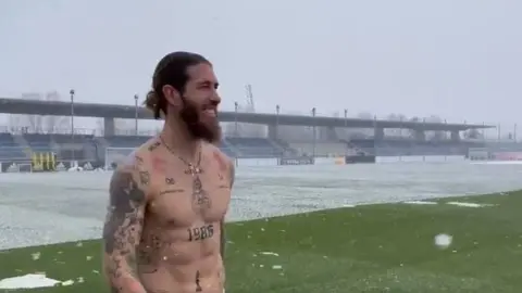 Sergio Ramos demostró su resistencia al frío sin playera en práctica con el Real Madrid