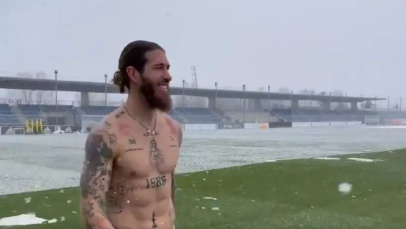 Sergio Ramos demostró su resistencia al frío sin playera en práctica con el Real Madrid