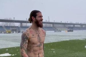 Sergio Ramos demostró su resistencia al frío sin playera en práctica con el Real Madrid