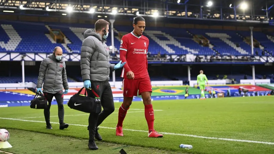 Liverpool: Virgil Van Dijk, operado con éxito del ligamento cruzado