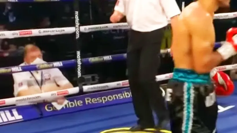 Juez fue captado usando su celular en pelea entre Títere Vázquez y Ritson