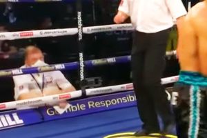 Juez fue captado usando su celular en pelea entre Títere Vázquez y Ritson