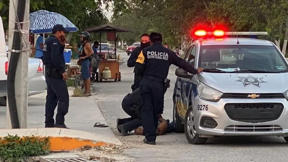 Mujer pierde la vida al ser sometida por policías en Tulum