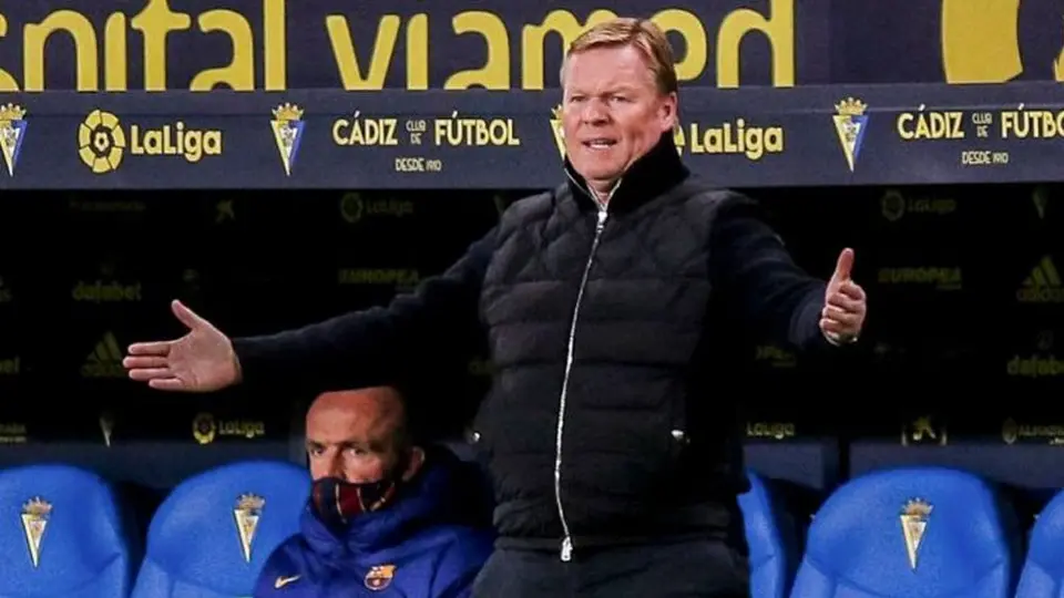 Barcelona: Ronald Koeman no será sancionado tras críticas al VAR en el Clásico