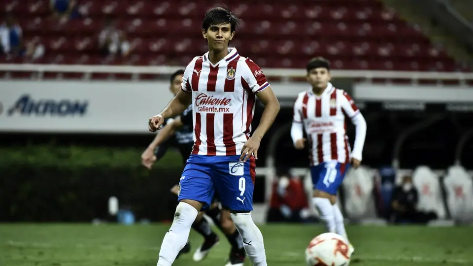 Chivas: Dejó escapar la victoria ante Querétaro por errores de Macías y Rodríguez