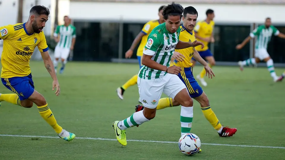 Pellegrini sobre Diego Lainez: 'Trabajamos con él para que se afiance en LaLiga'