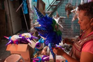 La piñatería, el negocio que ha sacado adelante a la familia de doña María Pilar Bucio