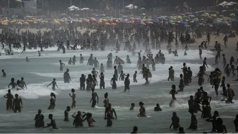 Coronavirus: Brasileños relajan cuidados contra Covid-19 y llenan playas